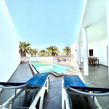 Con Piscina Privada Y Terraza En Lanzarote Villa
