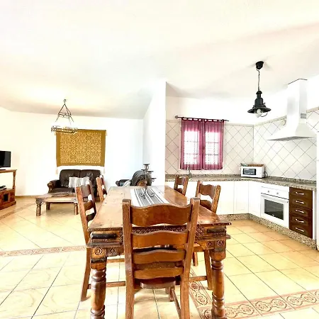 Con Piscina Privada Y Terraza En Lanzarote Villa